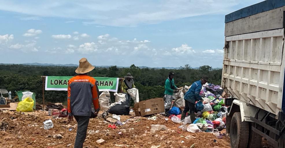 KELOLA SAMPAH: Para petugas di TPA Bongkang melakukan pengelolaan sampah masyarakat.