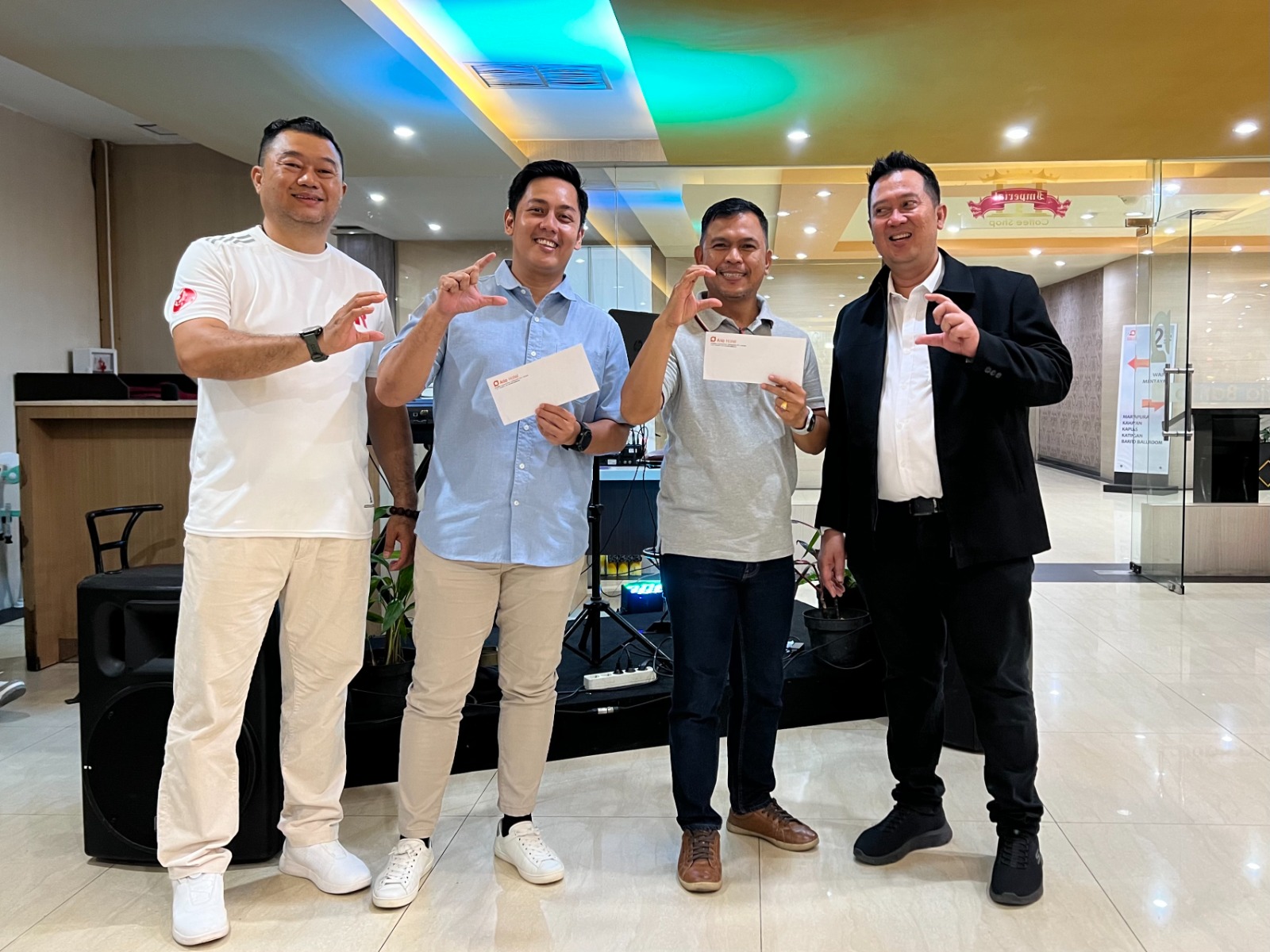 VOUCHER MENGINAP: BM Toyota Auto 2000, Vicky Fernando (kedua kiri) dan SM Pelita Air Wieldy Sejunzese (kedua kanan) beruntung mendapatkan voucher menginap di Hotel Aria Barito.
