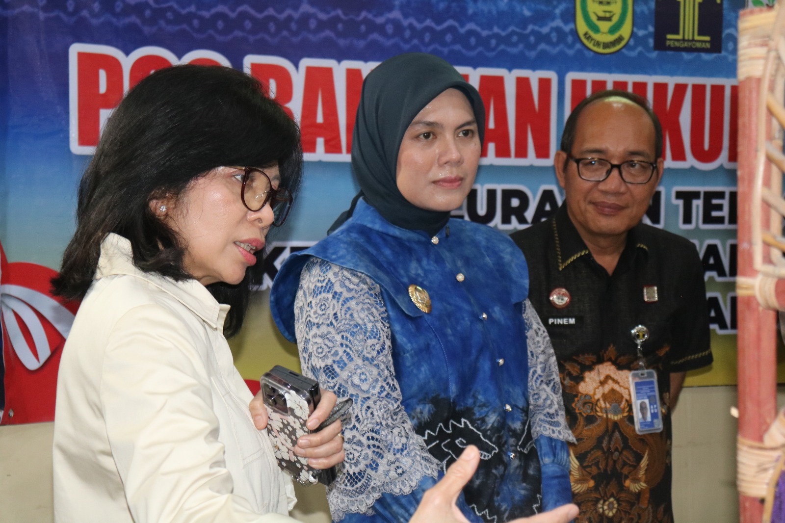 MENINJAU:Kepala BPHN, Mien Usihen bersama Wakil Wali Kota Banjarmasin, Hj Ananda dan Kepala Kanwil Kemenkum Kalsel, Alex Cosmas Pinem berkunjung ke Posbankum Kelurahan Telaga Biru, Kamis (29/1/2026).