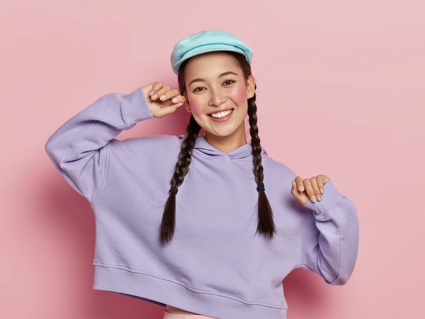 MASIH SEHAT: Kulit wajah remaja masih sehat sehingga tak perlu trik makeup yang berat. (Foto: Freepik)