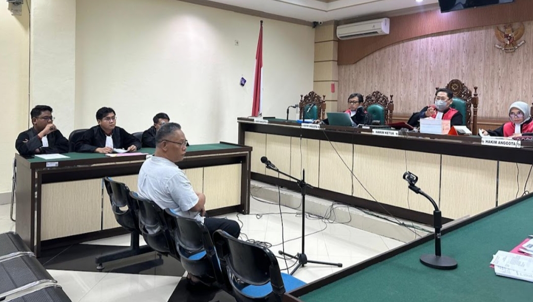 JADI PESAKITAN: Mantan Sekda Balangan, Sutikno menjalani sidang perdana perkara tindak pidana korupsi di PN Tipikor, Banjarmasin, Rabu (28/1). (Muhammad Oscar Fraby)
