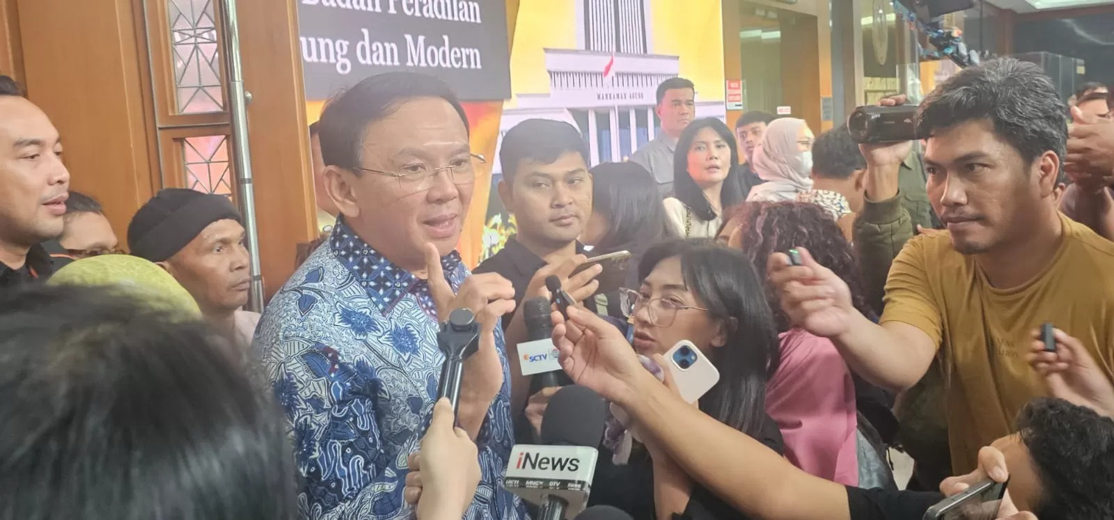 WAWANCARA: Mantan Komisaris Utama PT Pertamina (Persero), Basuki Tjahaja Purnama alias Ahok usai bersaksi di perkara dugaan korupsi pengelolaan minyak mentah Pertamina di Pengadilan Tipikor PN Jakarta
