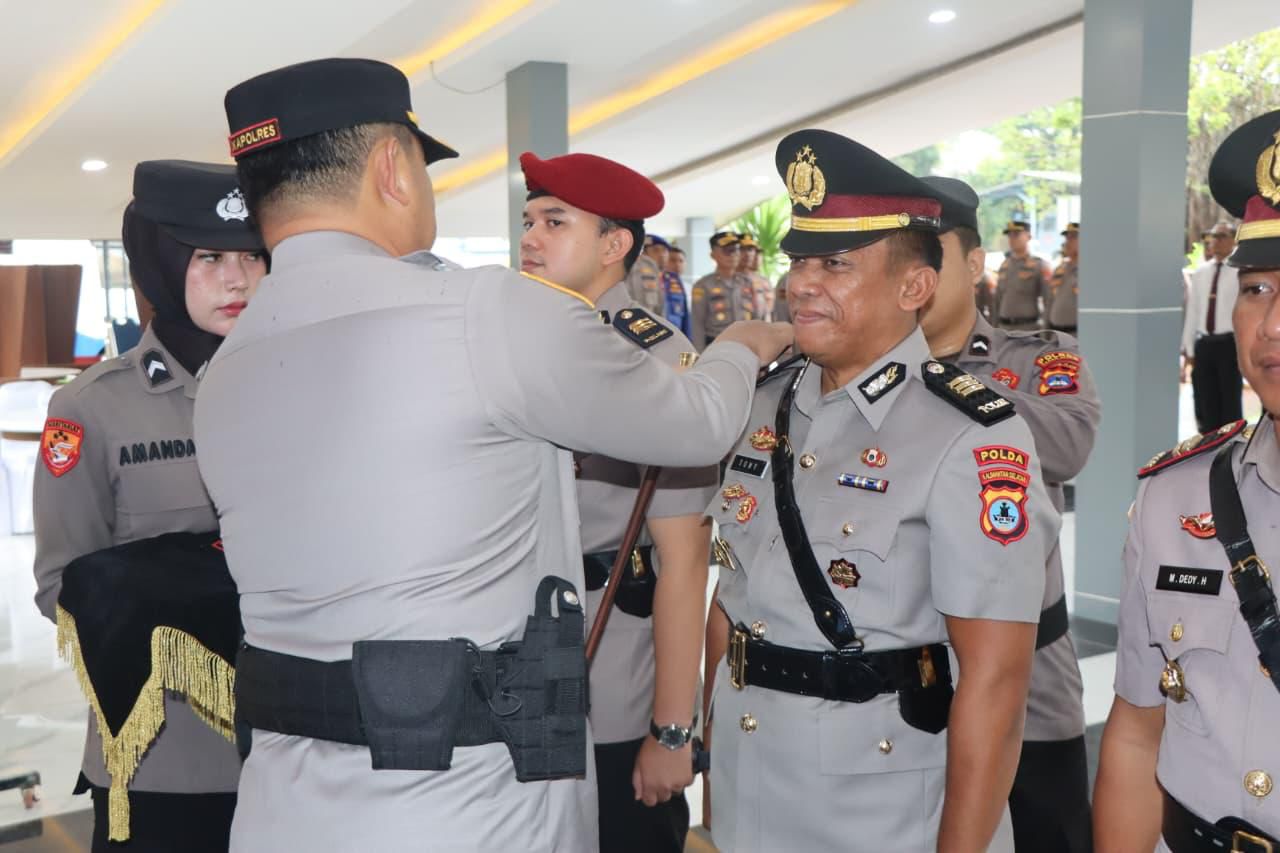 MUTASI: Kapolres Tanah Bumbu Arief Prasetya memimpin serah terima jabatan Kabag Ops dan Kapolsek di Polres Tanah Bumbu.