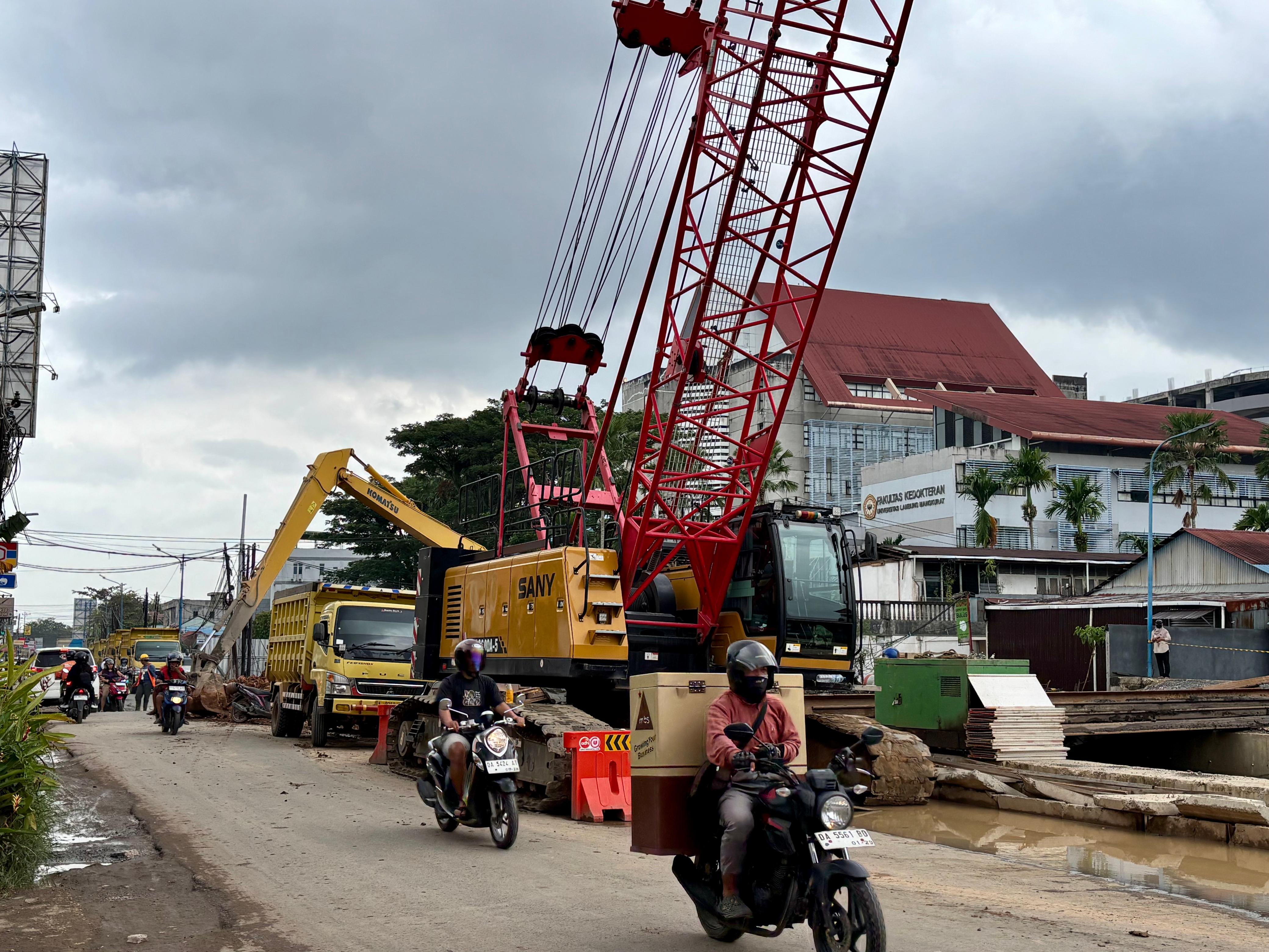 PROYEK NUFReP: Proyek revitalisasi Sungai Veteran Banjarmasin masih berlangsung. Buka tutup jalan diterapkan jika material besar masuk.