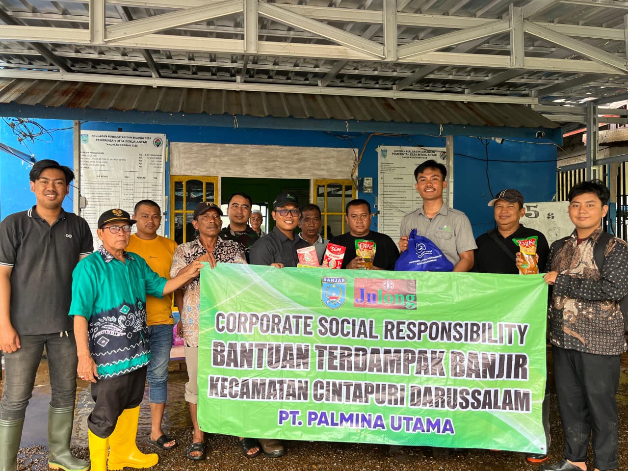 BANUA ANYAR: Penyerahan bantuan banjir PT Palmina Utama kepada warga Desa Banua Anyar di Kecamatan Cintapuri Darussalam.