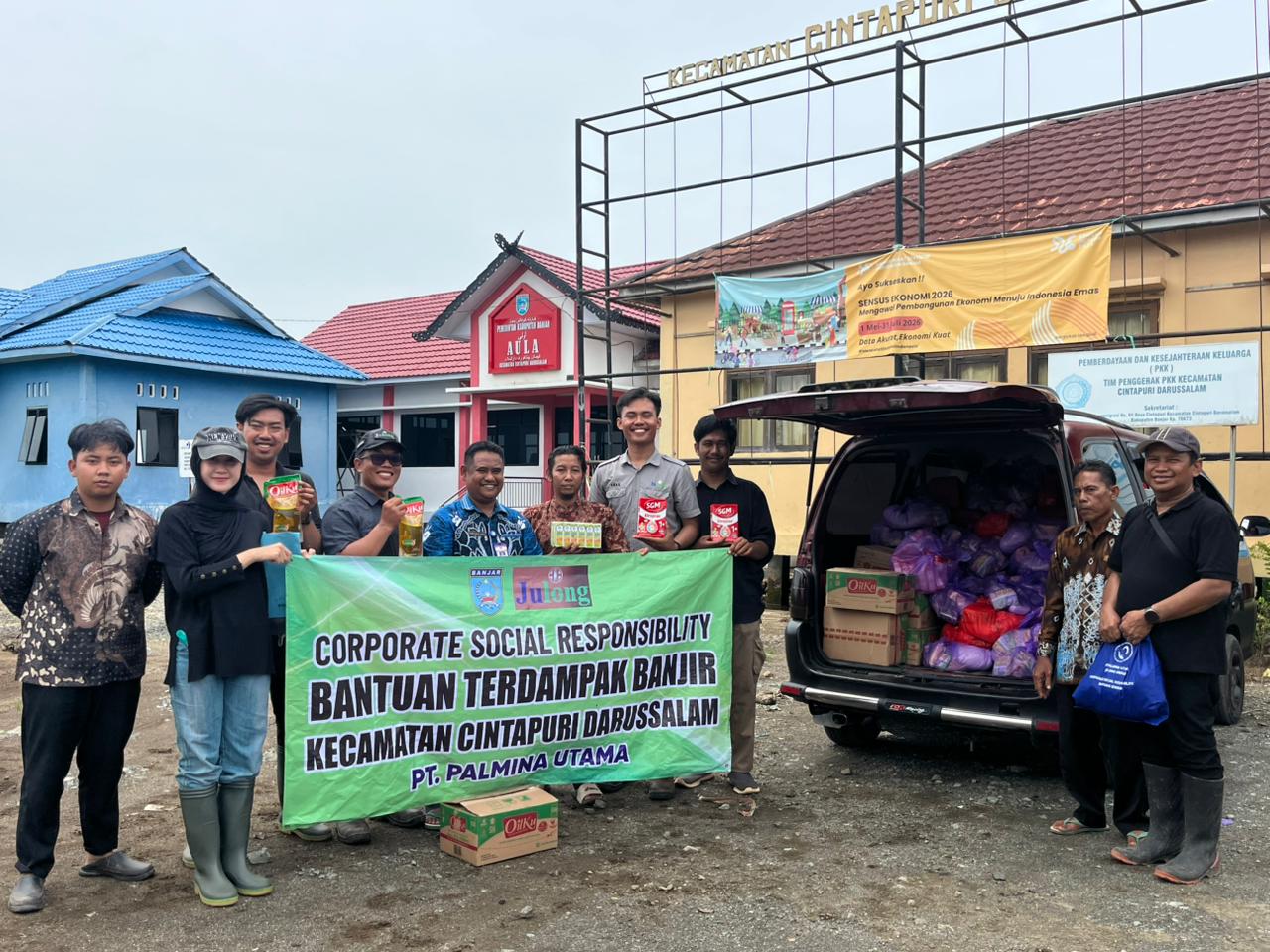CINTAPURI: PT Palmina Utama menyalurkan bantuan banjir kepada warga Desa Cintapuri