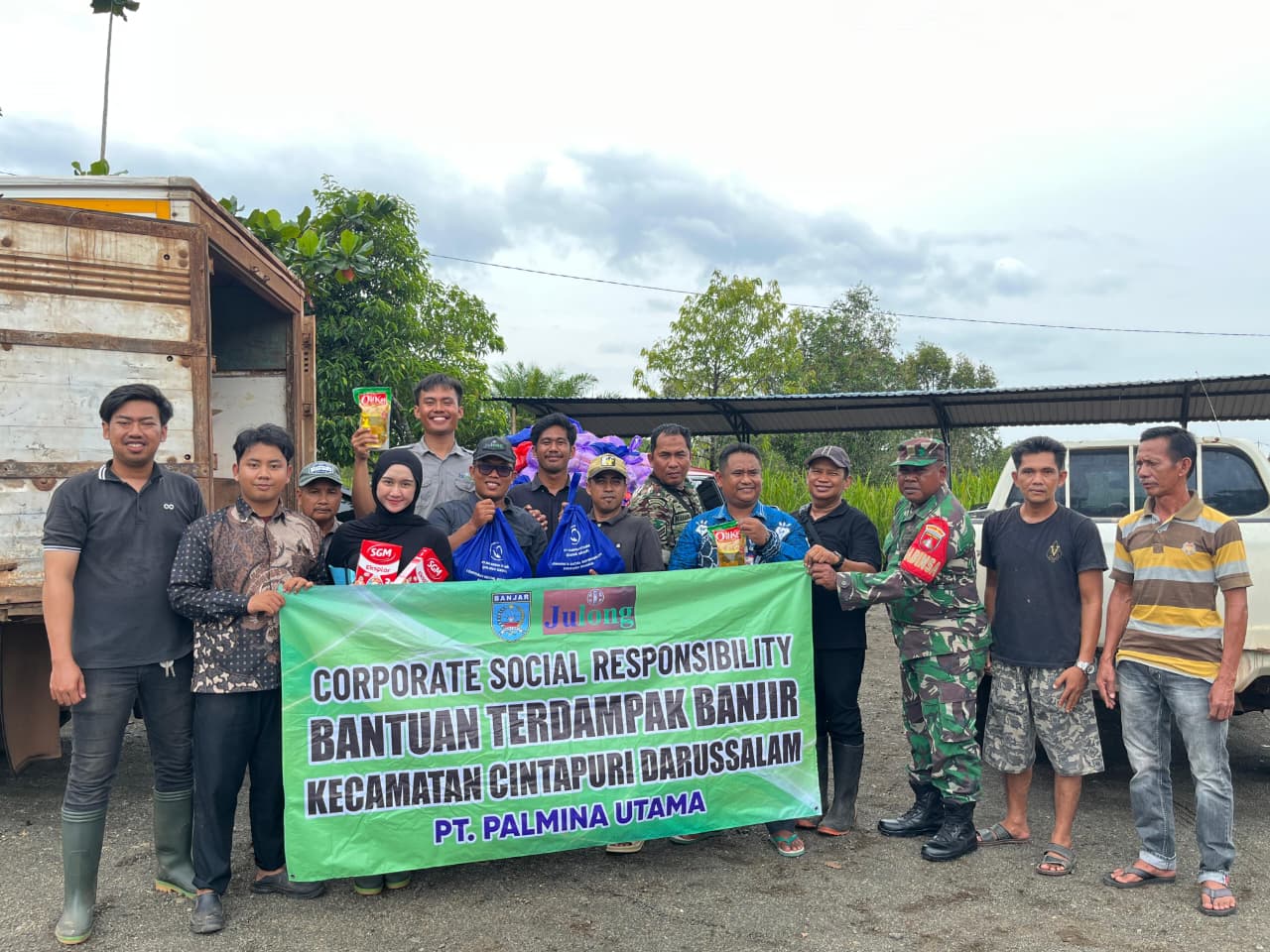 GARIS HANYAR: Warga Desa Garis Hanyar menerima bantuan banjir dari PT Palmina Utama.