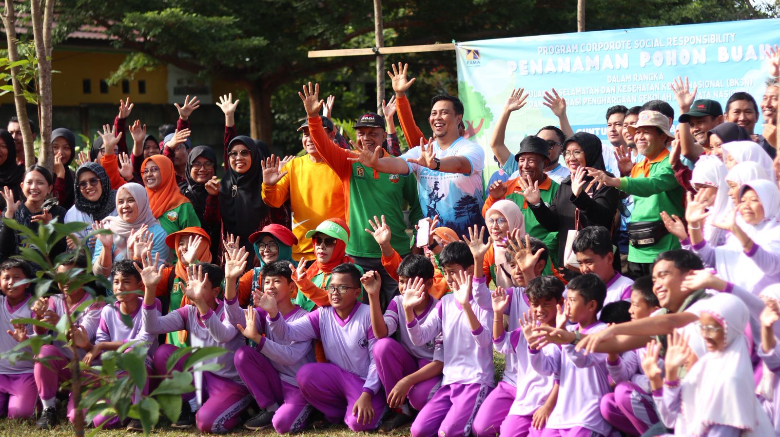 MOMEN: Head of BBSO PT PAMA, Arif Cahyadi beserta jajaran, pihak sekolah, dan siswa SDN 5 Guntung Manggis berfoto bersama usai kegiatan penanaman pohon buah.