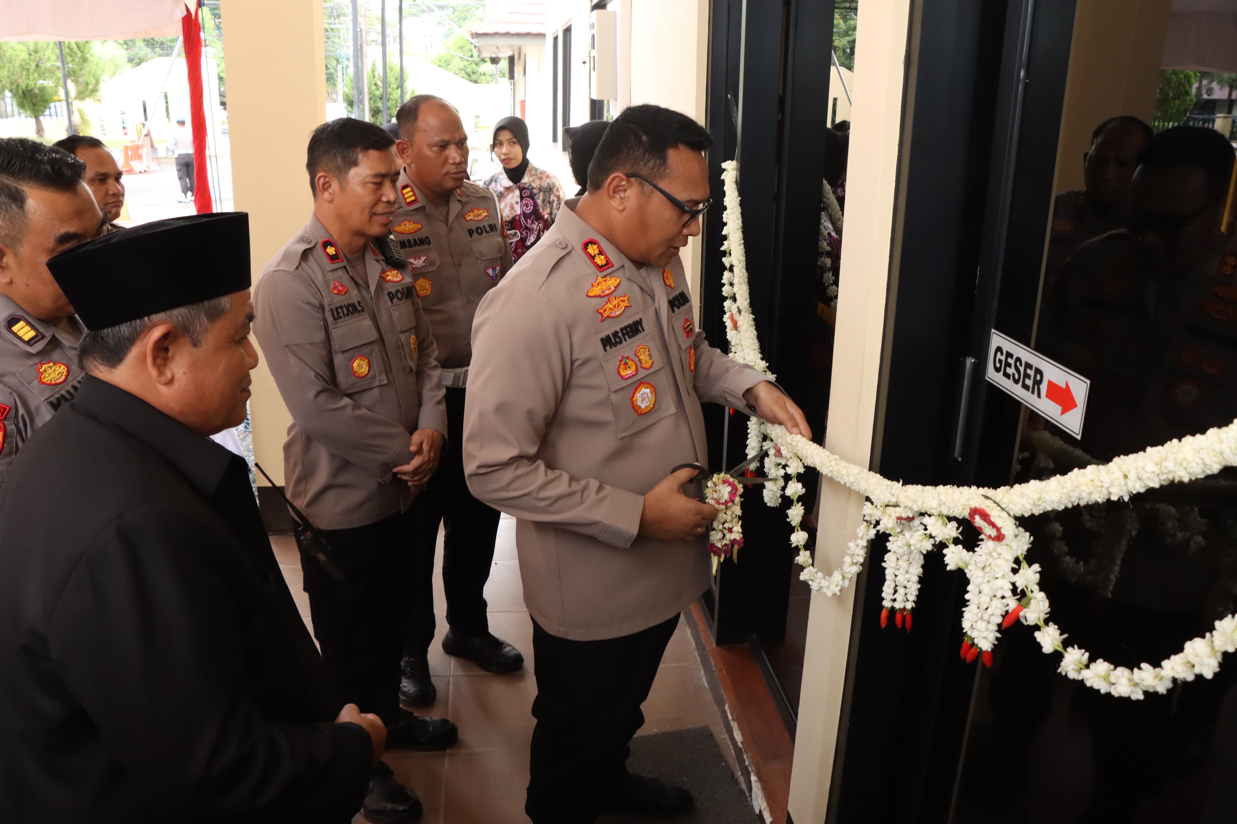 PERESMIAN: Selesai diperbaiki usai terbakar beberapa waktu lalu, gedung SPKT Polres Banjarbaru kembali difungsikan, Kamis (29/1).