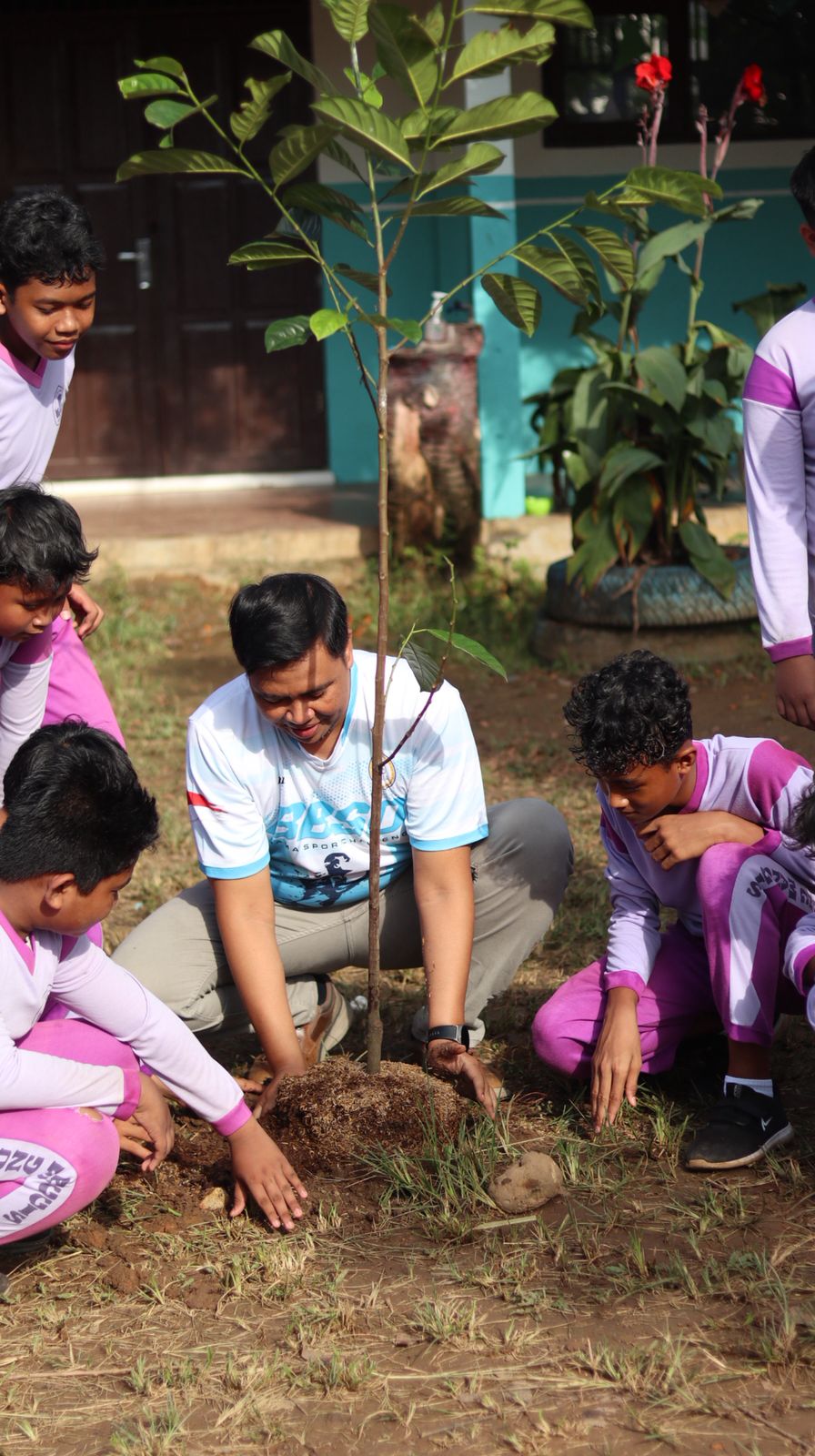 MENANAM: Head of BBSO PT PAMA, Arif Cahyadi menanam pohon buah bersama siswa SDN 5 Guntung Manggis.
