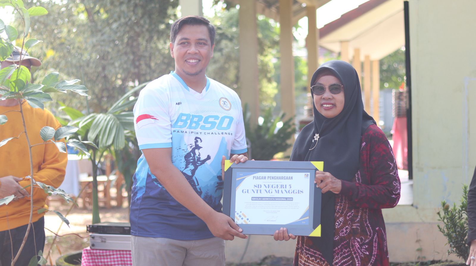 PIAGAM: Head of BBSO PT PAMA, Arif Cahyadi menyerahkan piagam penghargaan kepada Kepala SDN 5 Guntung Manggis atas capaian Adiwiyata Nasional.