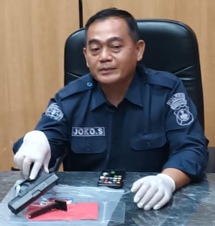 BARANG BUKTI:Kasi Humas Polres Tabalong, Iptu Joko Sutrisno menunjukkan benda diduga pistol milik pelaku TR, Kamis (29/1/2026).