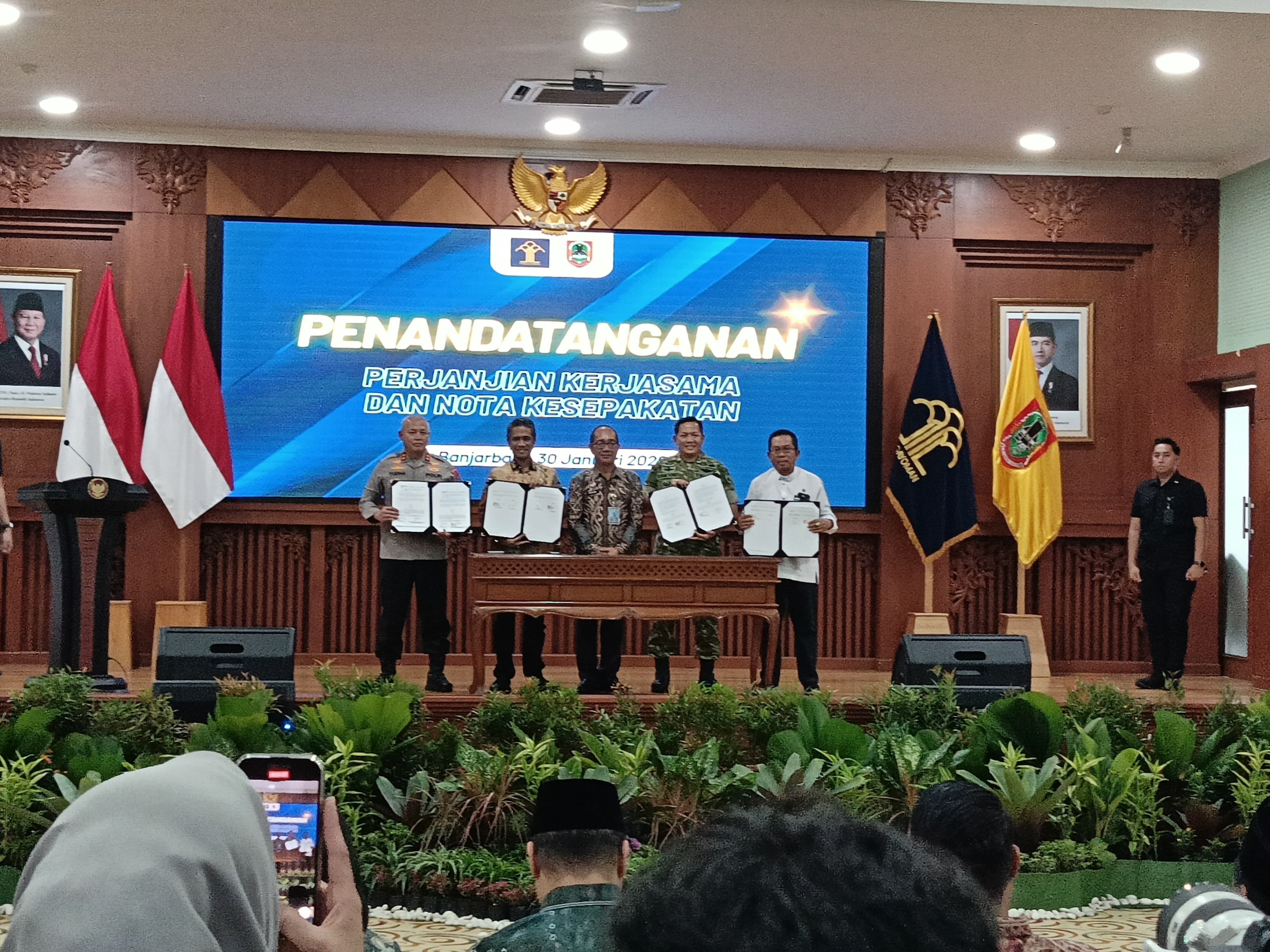 SEPAKAT: Penandatanganan kesepakatan antar stakeholder di Gedung K.H. Idham Chalid, Banjarbaru.