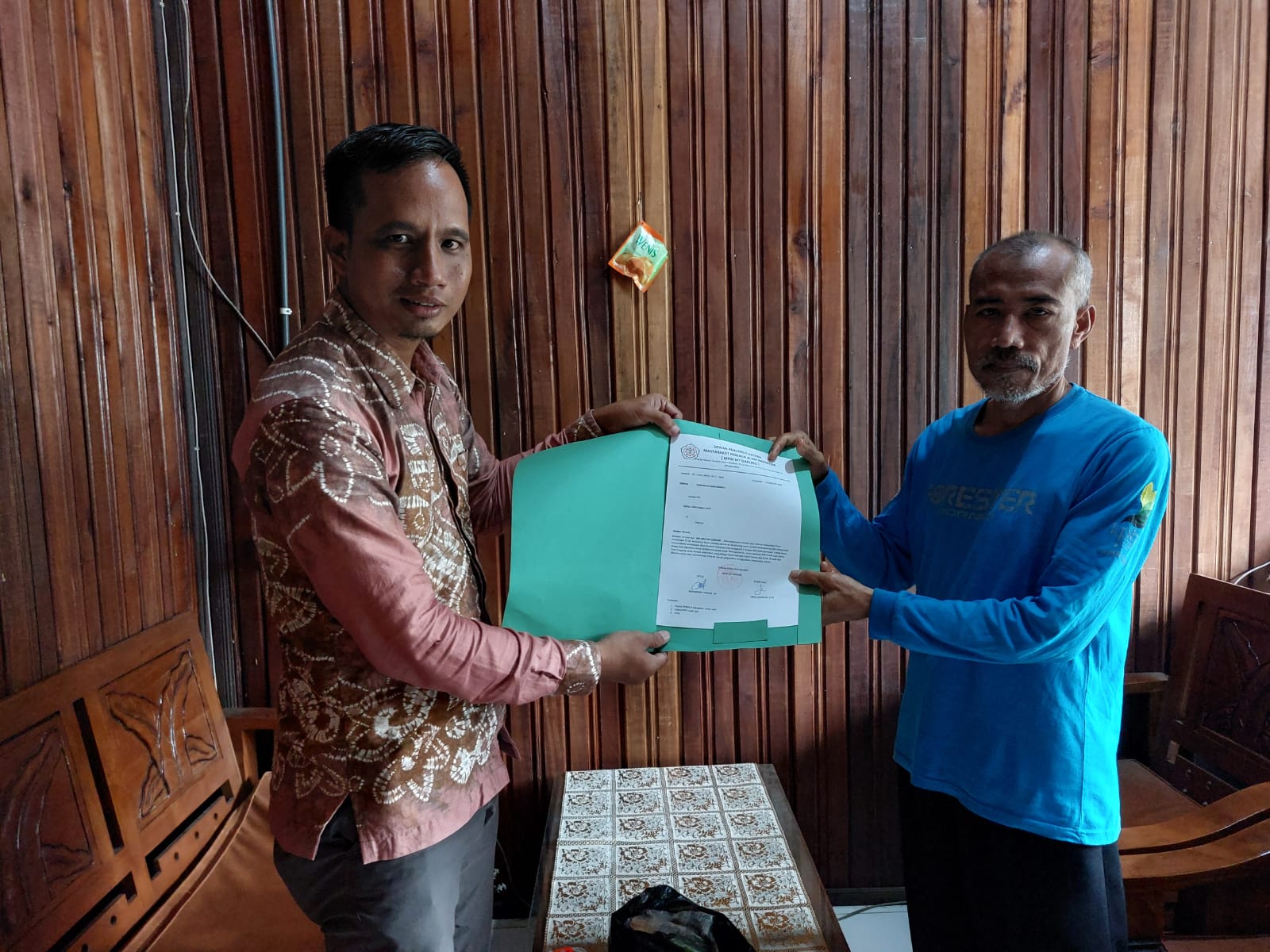 ADUKAN : Ketua MPAI My Darling Muhammad Khaidir saat menyerahkan surat aduan kepada Kepala Seksi Perlindungan Hutan Agus Suparno. (Foto : Khaidir untuk Radar Banjarmasin)