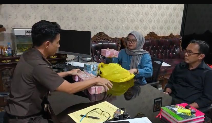 TIPIKOR: Kasi Pidsus Zaidi Fikri, saat menerima pengembalian uang pengganti tipikor sebesar 650 juta, dalam kasus korupsi pembiayaan transportasi pengangkutan batu bara PT Pos Amuntai tahun 2013. (Fot