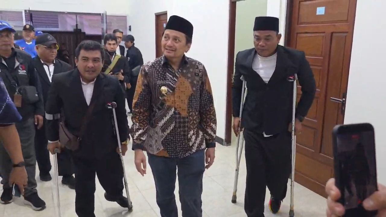 MENINJAU: Wagub Kalsel, Hasnuryadi Sulaiman bersama pengurus NPCI Kalsel dan Dispora Kalsel meninjau fasilitas Rumah Singgah Atlet di Banjarmasin, Kamis (29/1/2026).