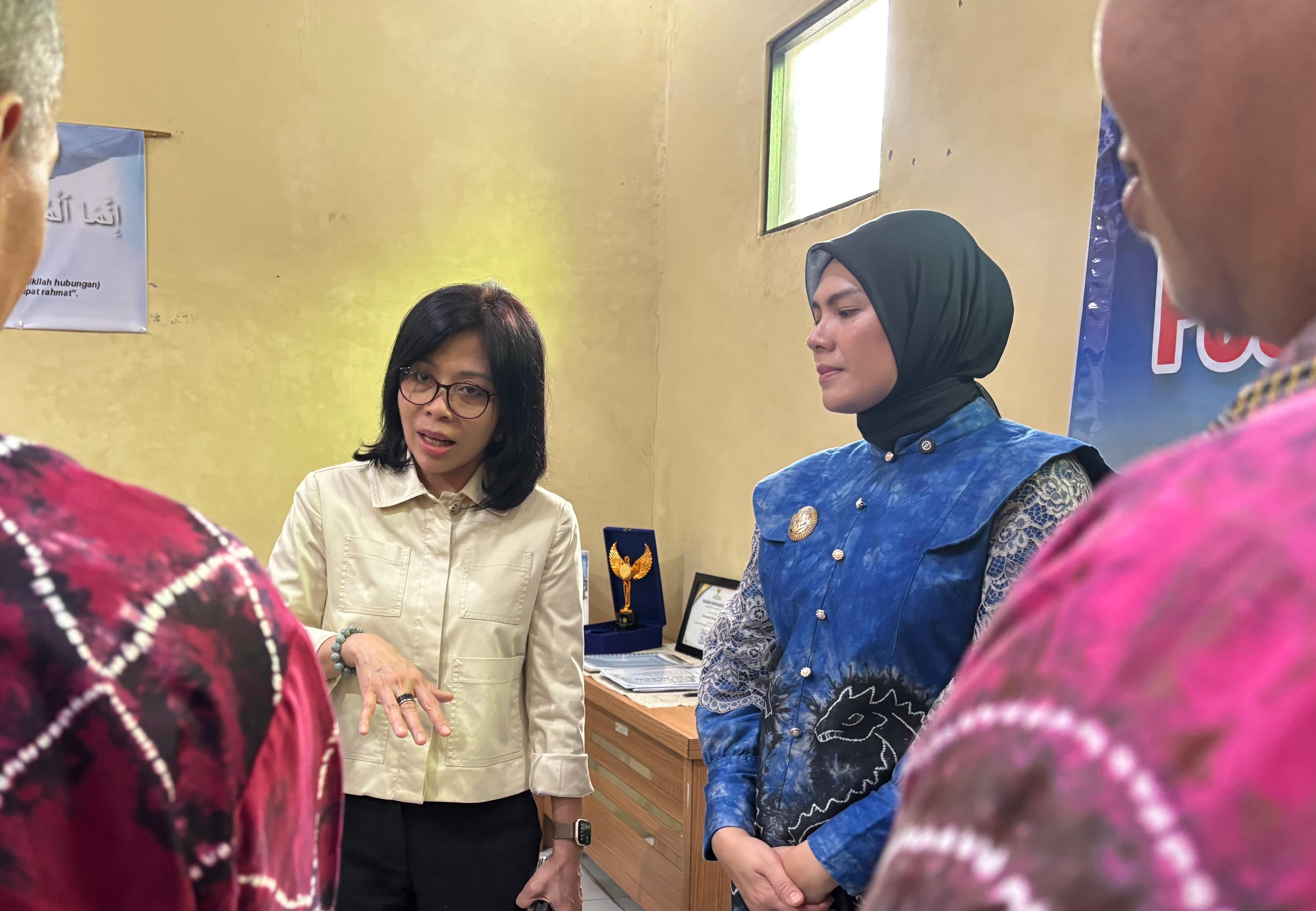 Kepala BPHN Kemenhum RI, Min Usihen meninjau Posbanhum di Kelurahan Telaga Biru, Banjarmasin Barat didampingi Wakil Wali Kota, Ananda. (Zulvan Rahmatan/Radar Banjarmsin)