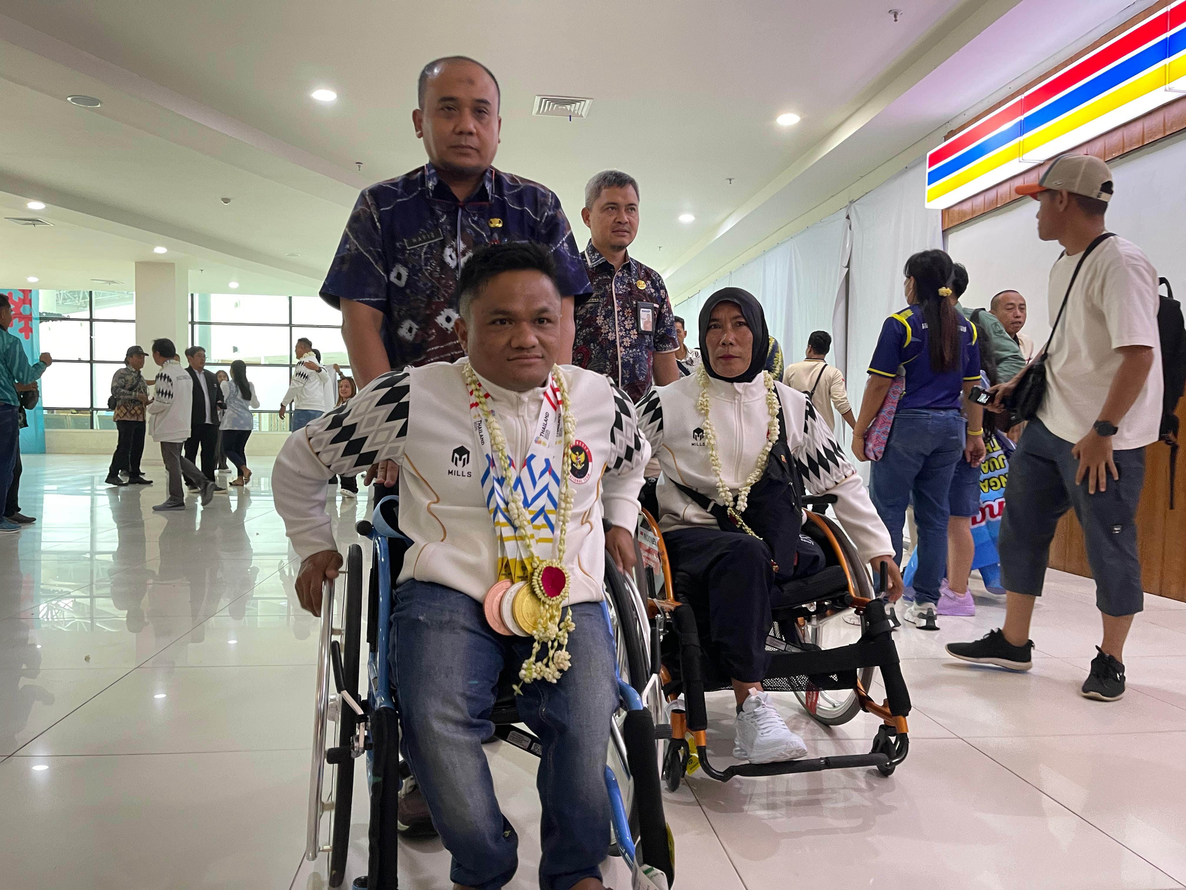 Atlet National Paralympic Committee (NPC) Kalimantan Selatan saat penyambutan di Bandara Internasional Syamsuddin Noor, Banjarbaru, usai mempersembahkan 24 medali untuk Indonesia di ajang ASEAN Para G