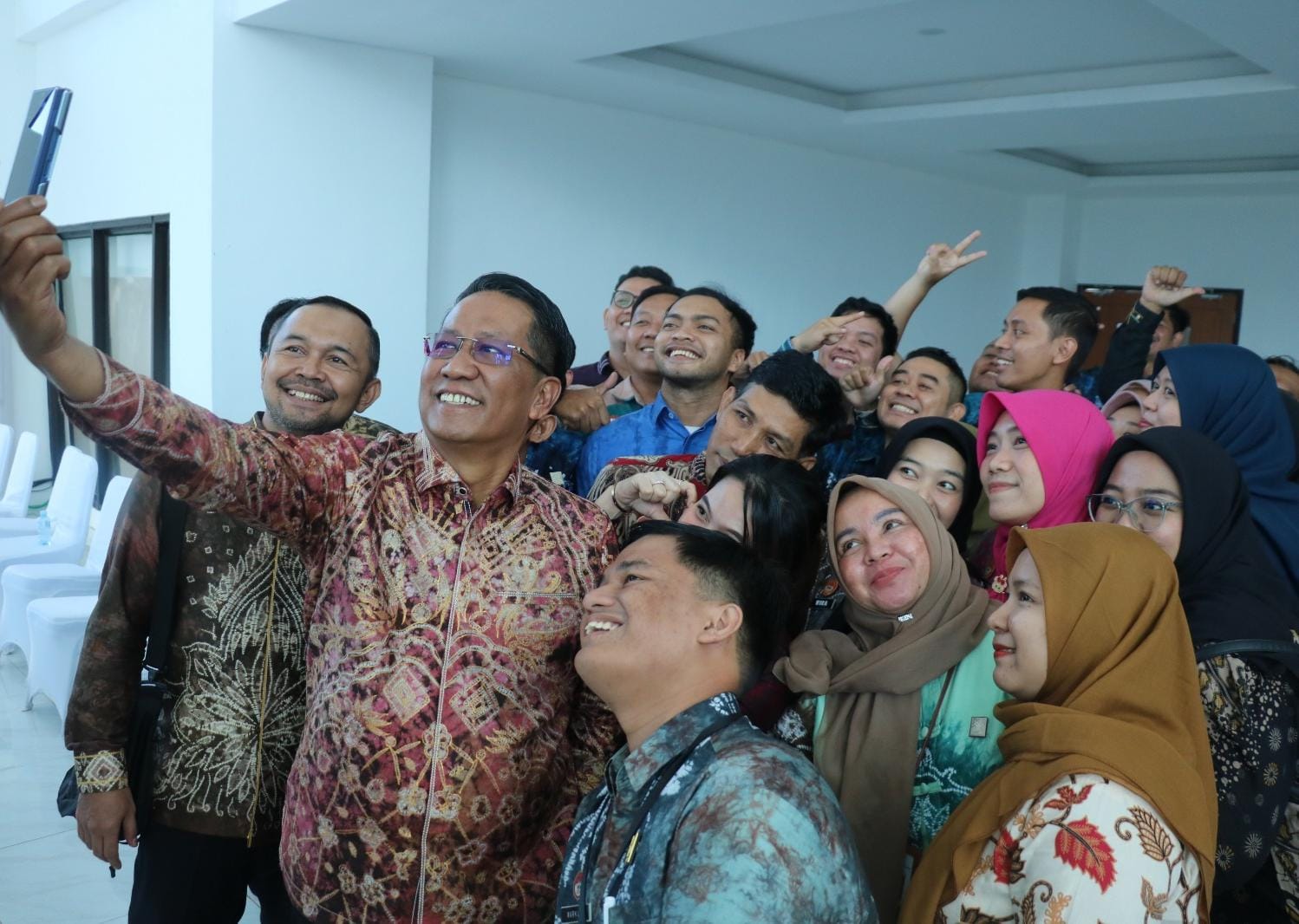 AKRAB:Menteri Hukum RI, Supratman Andi Agtas swafoto bersama para pegawai Kanwil Kemenkum Kalsel usai memantau gedung baru Kanwil Kemenkum Kalsel di Banjarbaru, Jumat (30/1/2026)