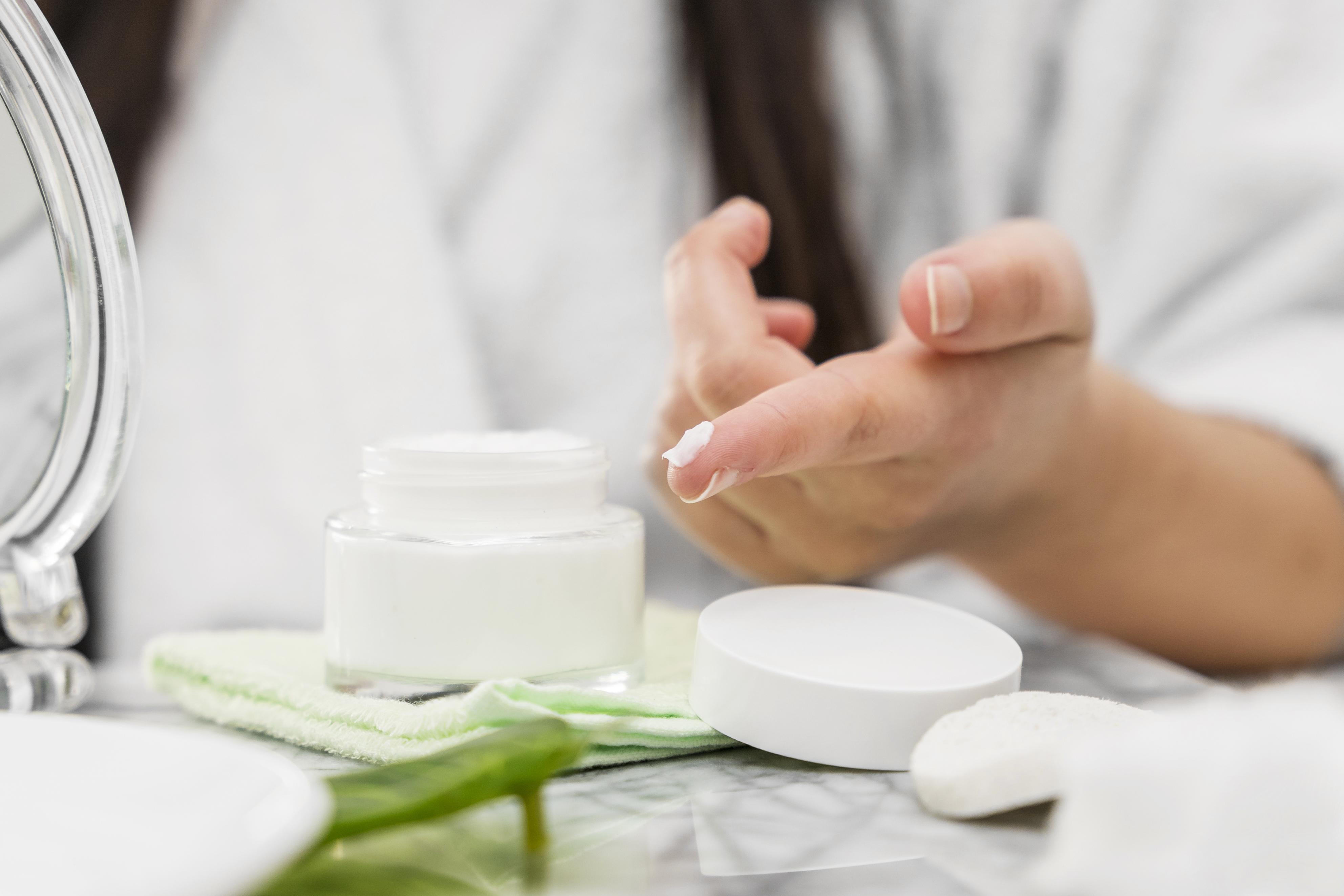 FORMULASI: Skincare non-comedogenic diformulasikan untuk membersihkan pori-pori agar tak tersumbat dan menjadi jerawat. (Foto: Freepik)