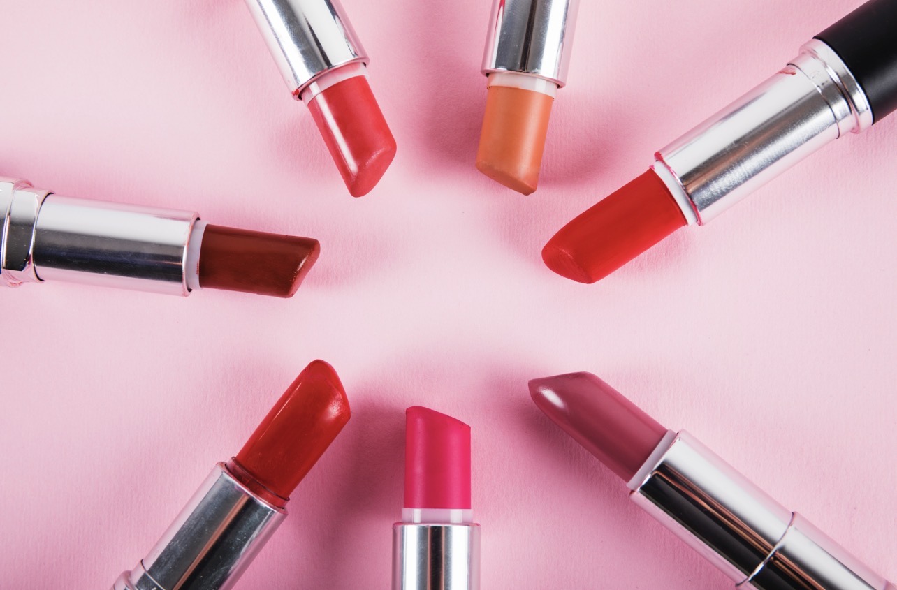 BERVARIASI: Lipstik semakin variatif karena tak hanya glossy dan matte, tetapi ada juga lipstik dengan finish satin. (Foto: Freepik)