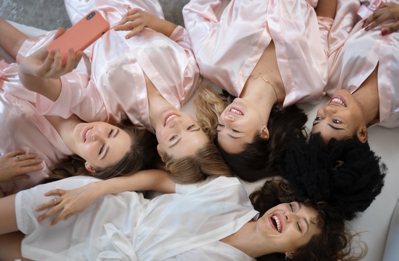 SPOTLIGHT: Bridesmaid dituntut untuk flawless namun tak mencuri spotlite mempelai. (Foto: Freepik)