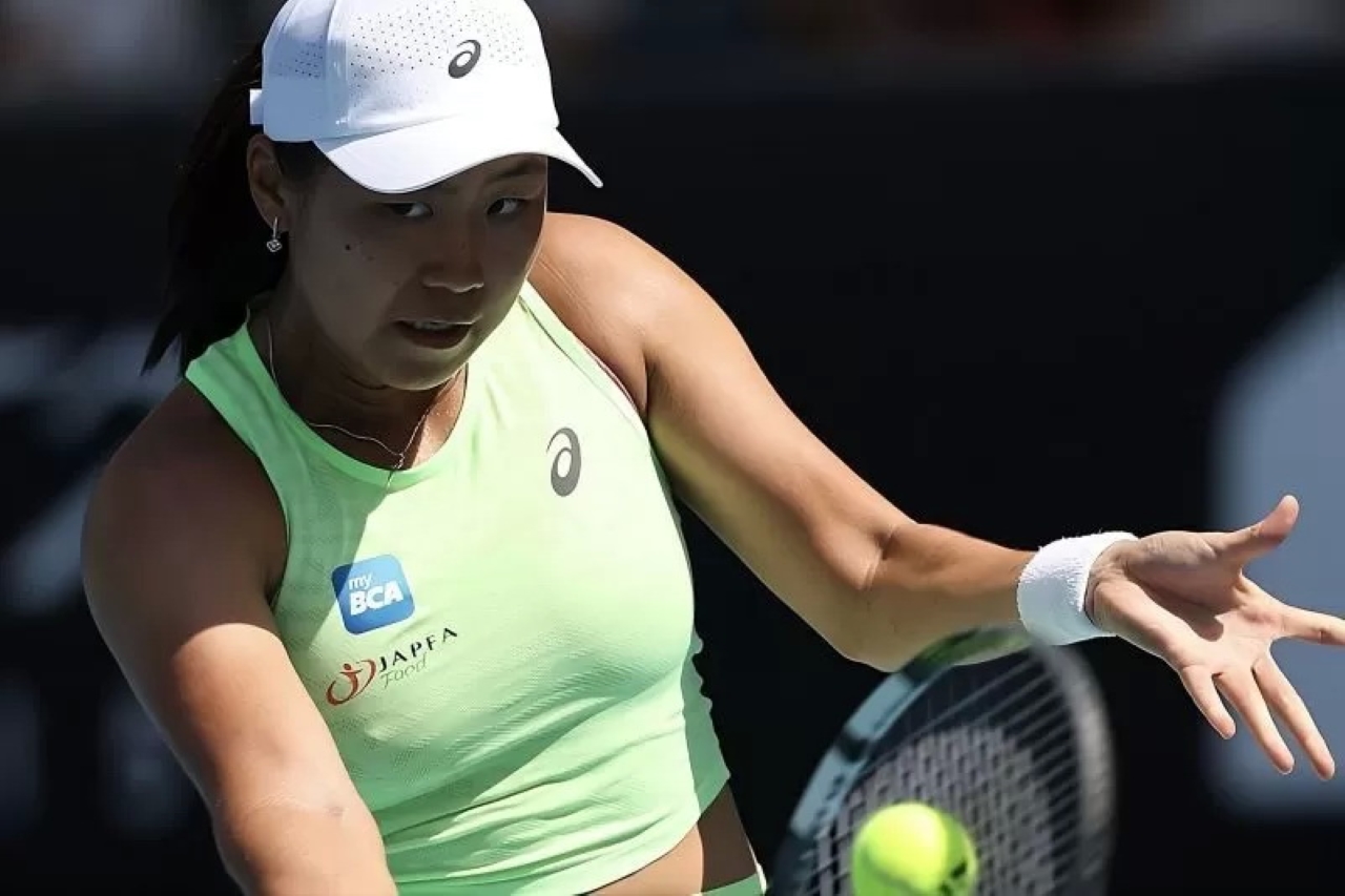 BABAK PERTAMA: Petenis putri Indonesia Janice Tjen bereaksi dalam pertandingan babak pertama Australian Open melawan petenis Kanada Leylah Fernandez di Melbourne Park, Selasa (20/1/2026). (WTA)