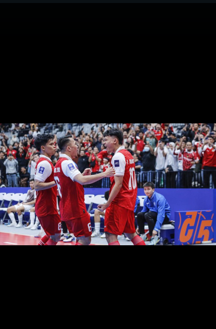 Pemain Timnas Futsal Indonesia melakukan selebrasi usai mencetak gol ke gawang lawan dalam laga AFC Futsal 2026 di Indonesia Arena, Jakarta, yang mengantar skuad Garuda semakin dekat ke babak perempat