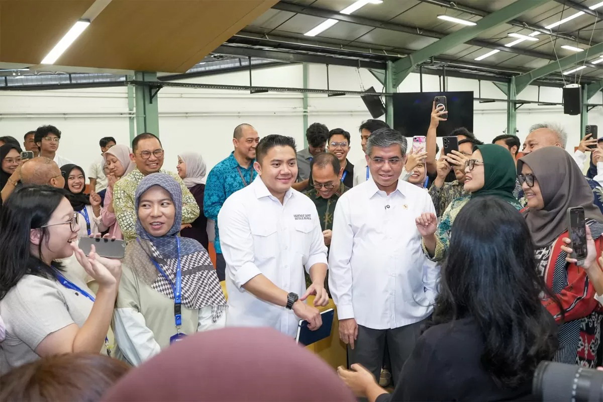 PROGRAM DILANJUTKAN: Sekretaris Kabinet, Teddy Indra Wijaya bersama Menteri Ketenagakerjaan (Menaker) Yassierli meninjau pelaksanaan program pemagangan di Paragon Corp, Jakarta, Selasa (27/1).