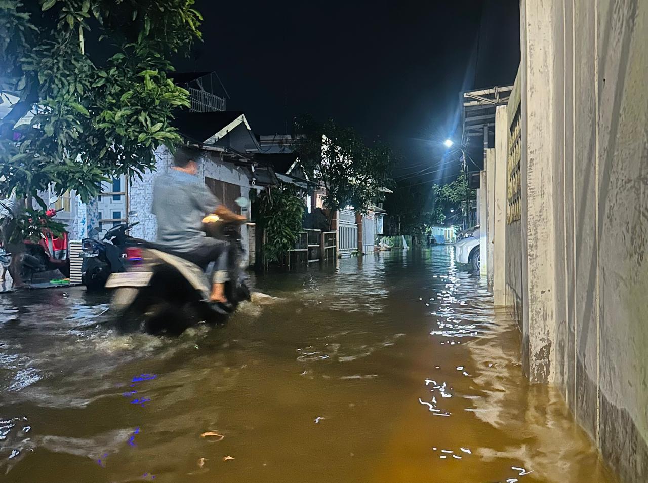 TERENDAM: Banjir rob di Sungai Andai Komplek PWI, Banjarmasin Utara pada awal Januari tadi.