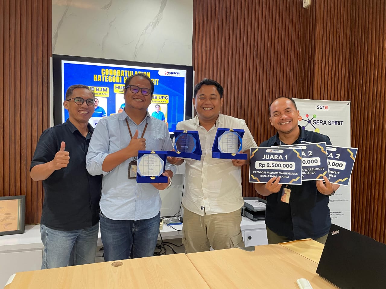 BERSAMA: Hairul Zani berfoto bersama Warehouse Head PT Harmoni Mitra Utama, Djoko Hendro, usai menerima apresiasi atas capaian kinerja warehouse.