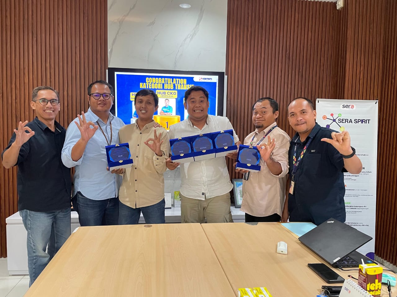PEMENANG:Para pemenang apresiasi Warehouse PT Harmoni Mitra Utama Cabang Banjarmasin berfoto bersama usai pengumuman penghargaan.