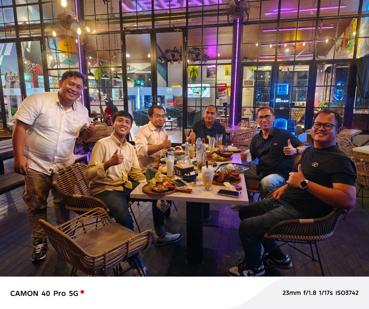 MAKAN BERSAMA: Suasana makan malam bersama manajemen PT Harmoni Mitra Utama sebagai bentuk apresiasi kepada para Warehouse Officer berprestasi.