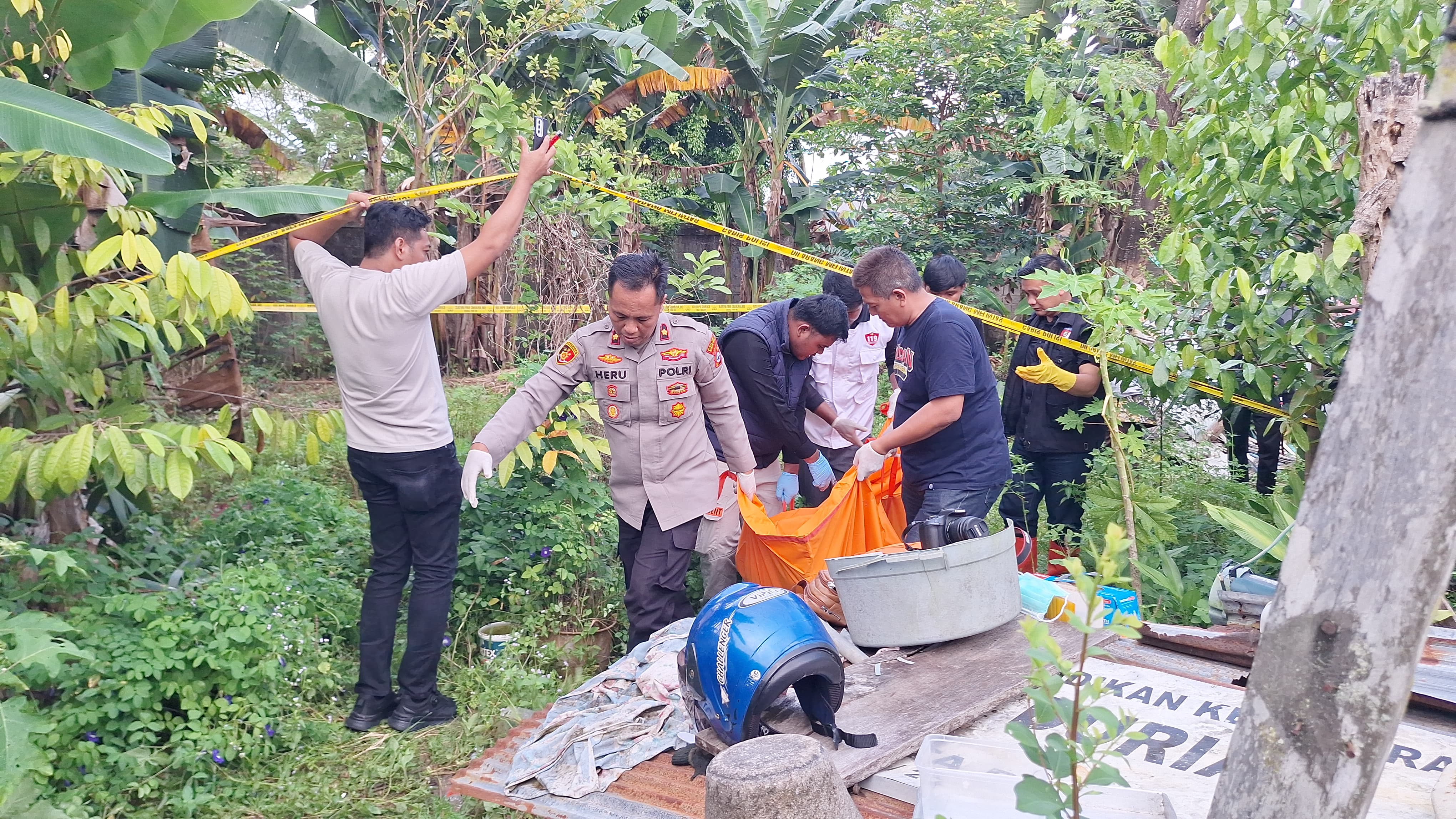 DIEVAKUASI: Diduga jatuh dari atas BTS, pria dari HSS ditemukan tewas di kebun warga di Banjarbaru.