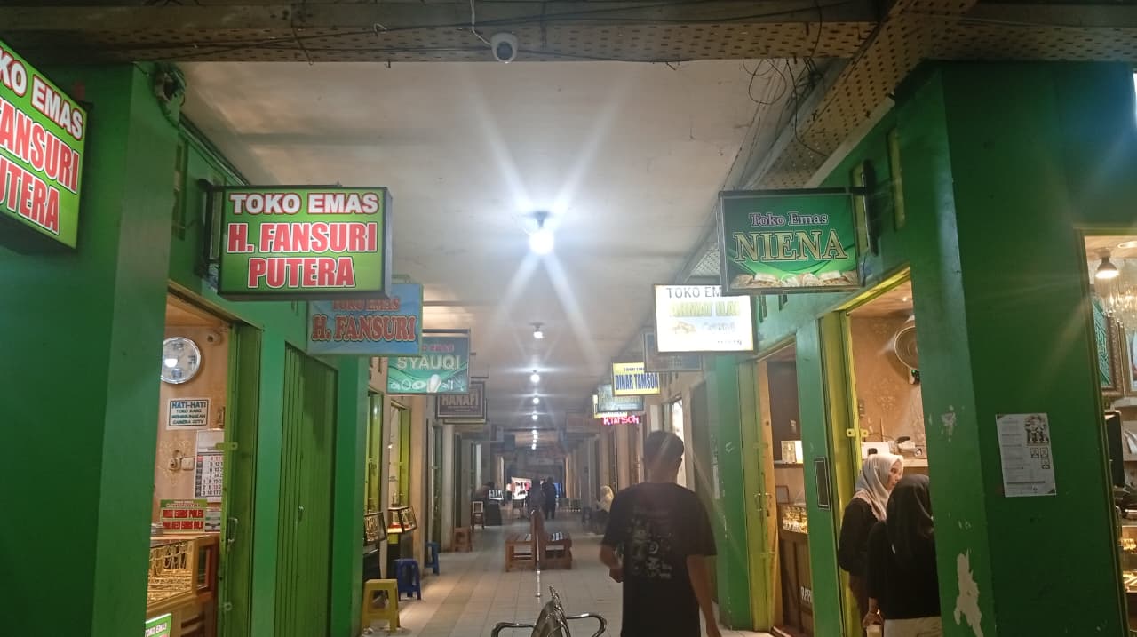FLUKTUASI HARGA: Harga emas di blok Toko Emas di Pasar Los Batu Kandangan sedang naik turun tajam.