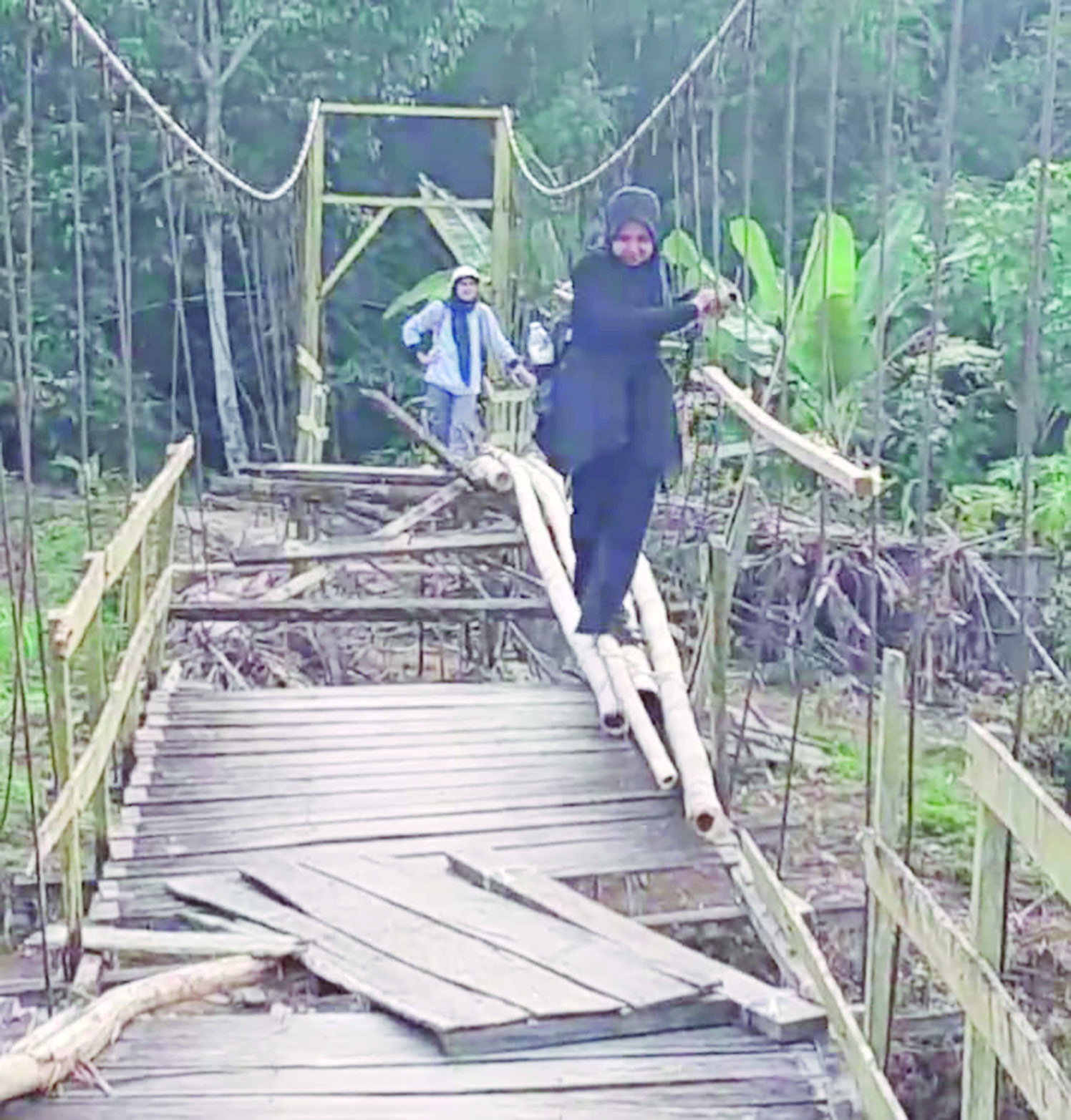 RUSAK: Kondisi jembatan akses menuju wisata Gunung Hauk di Desa Ajung, Kecamatan Tebing Tinggi, yang rusak parah akibat banjir.