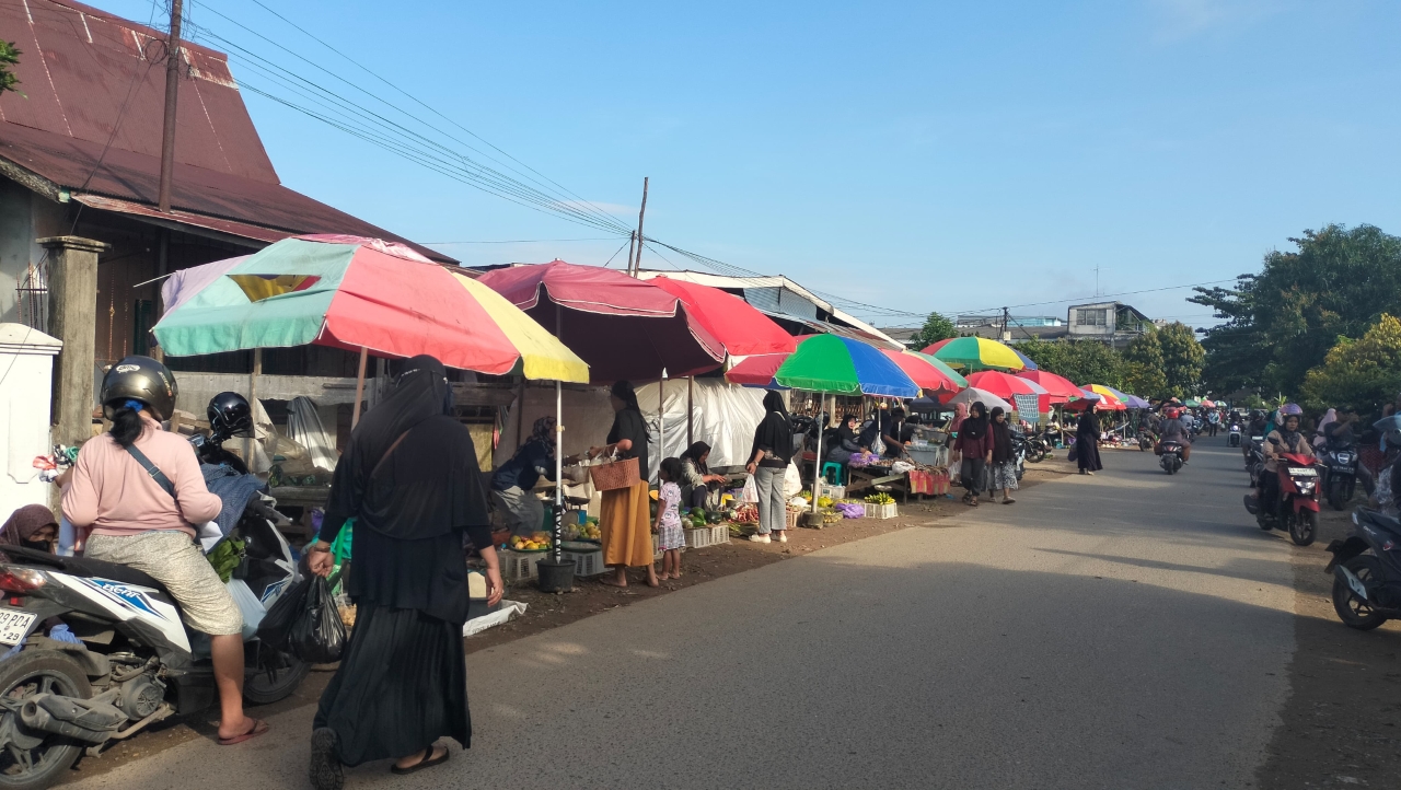 BERJUALAN: Suasana Pasar Jalan Jati, Kelurahan Kemuning, Kecamatan Banjarbaru Selatan, Jumat (30/1).