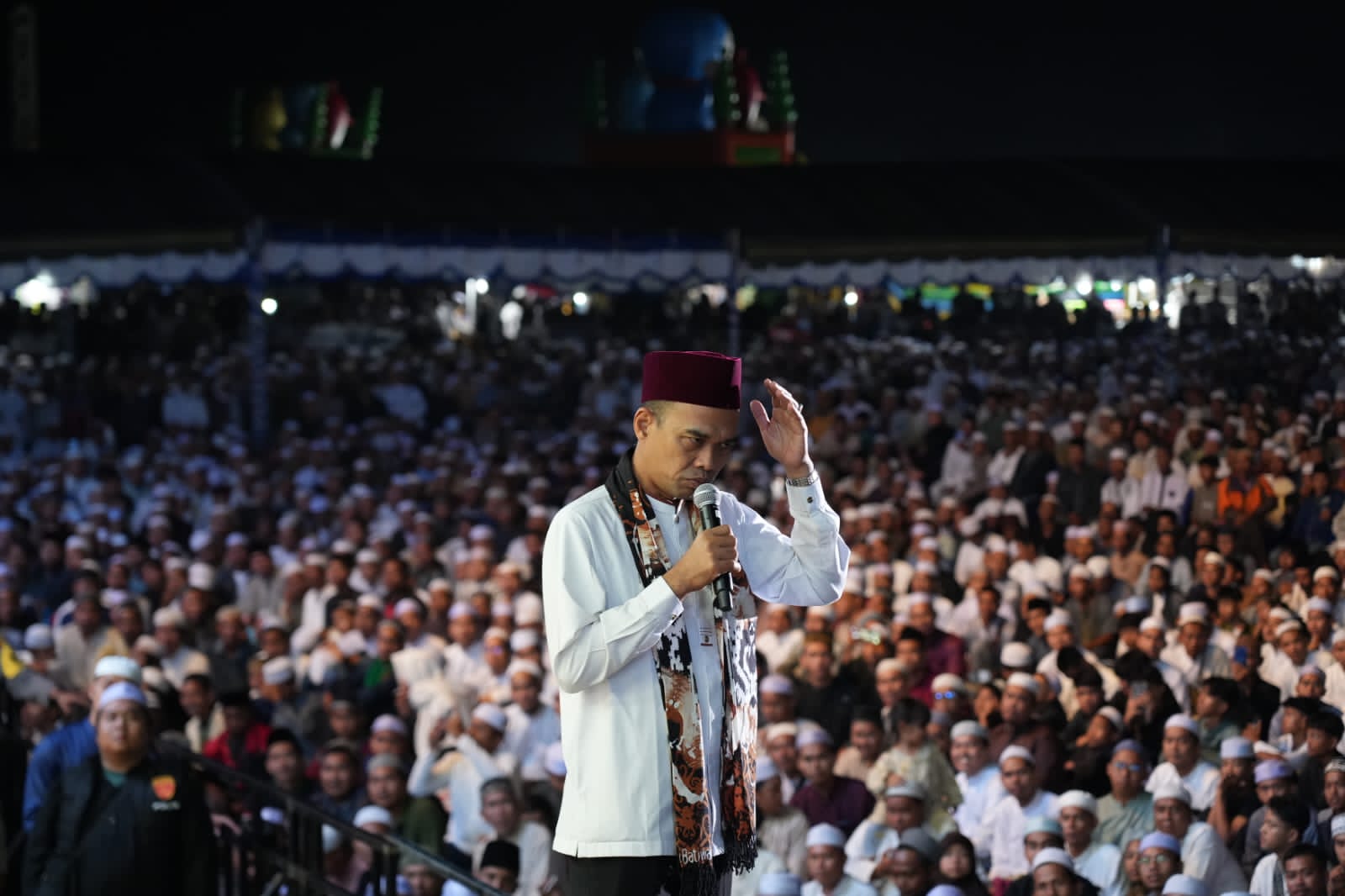 PENUTUP:Ustadz Abdul Somad menyampaikan hikmah perkawinan pada rangkaian pesta rakyat pernikahan putri tokoh masyarakat Tapin, H Izai Binuang, Jumat (30/1/2026).