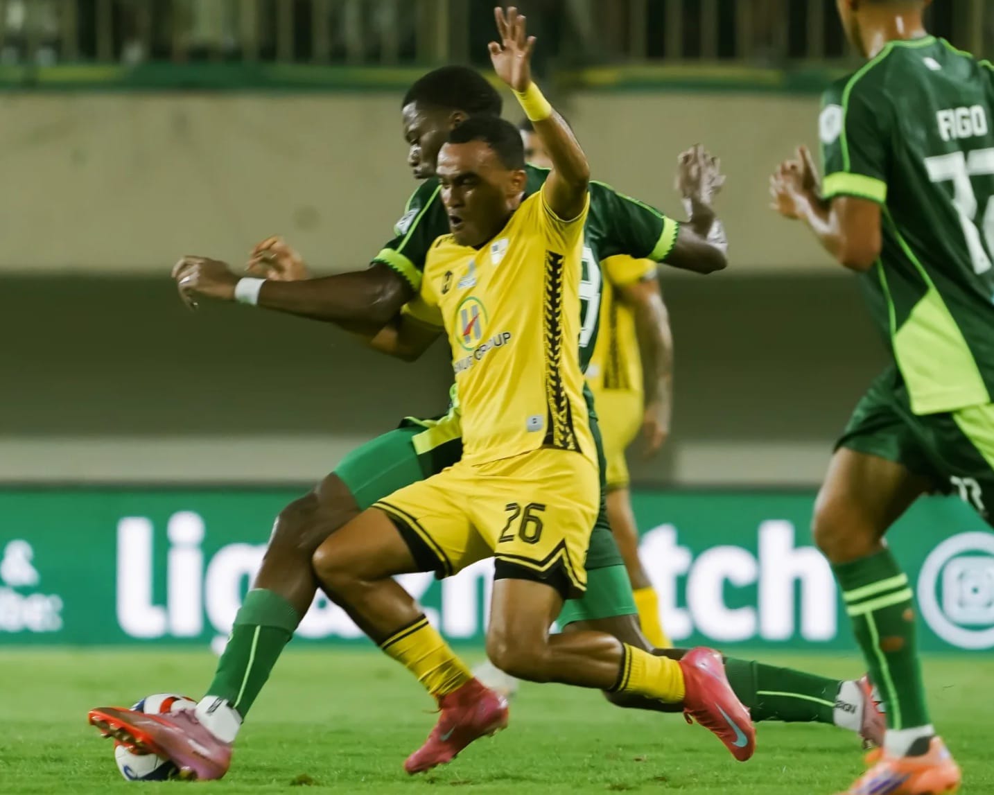 DUEL:Pemain Barito Putera berusaha melewati kawalan pemain PSS Sleman dalam laga lanjutan Liga 2  di Stadion Maguwoharjo, Sleman, Sabtu (31/1/2026) malam.