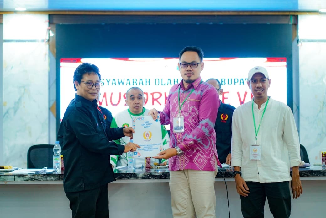 TERPILIH AKLAMASI: Musorkab KONI Balangan menetapkan Muhammad Puad Ridha (kiri) sebagai Ketua Umum KONI Balangan periode 2026-2030 secara aklamasi.