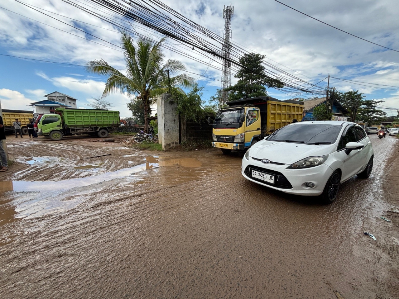 BECEK DAN BERPASIR: Jalan Perumas Raya di Banjarmasin Utara kotor akibat ceceran pasir yang kerap lalu lalang oleh angkutan pikap.