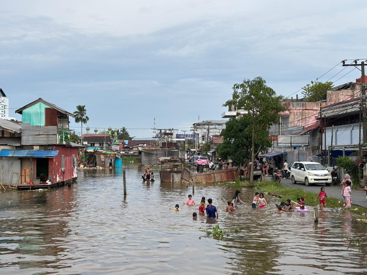 MANDI DI SUNGAI: Sungai di Kelurahan Pekapuran Laut makin melebar usai penertiban bangunan di bantaran sungai.