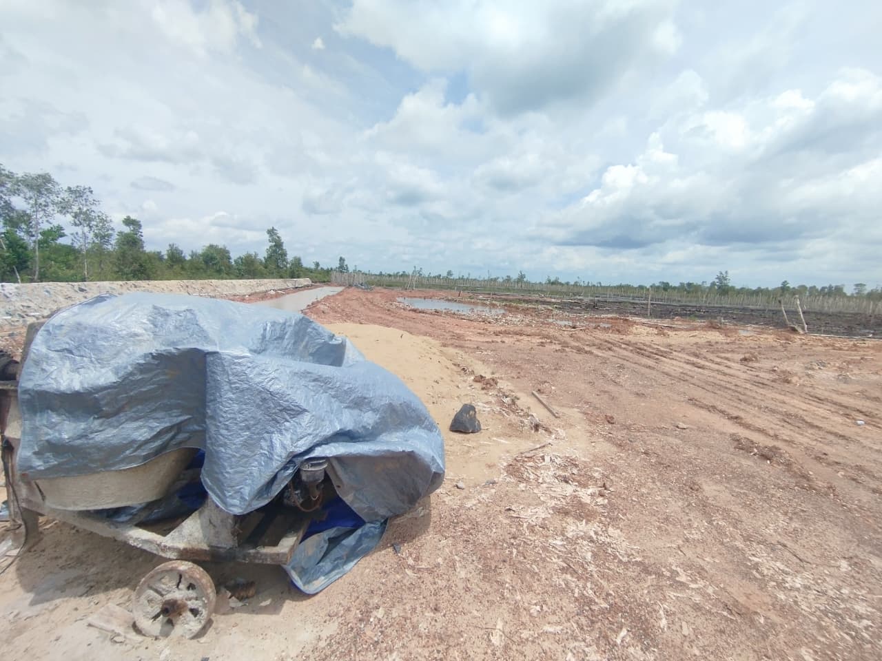 DITINGGAL KONTRAKTOR: Lokasi proyek pembangunan RS Tipe D Gambut di Kelurahan Gambut masih tak ada aktivitas pekerjaan dan alat berat.