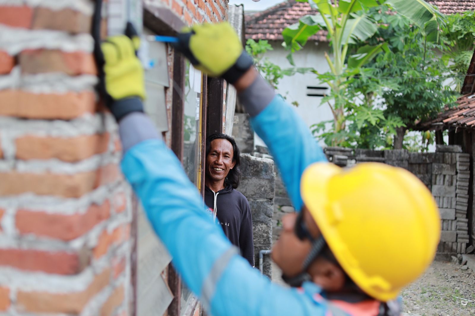 KENDALI LANGSUNG:Petugas PLN ketika memastikan instalasi listrik prabayar pelanggan berjalan dengan baik, sehingga memudahkan masyarakat mengatur pemakaian listrik sejak awal sesuai kebutuhan.