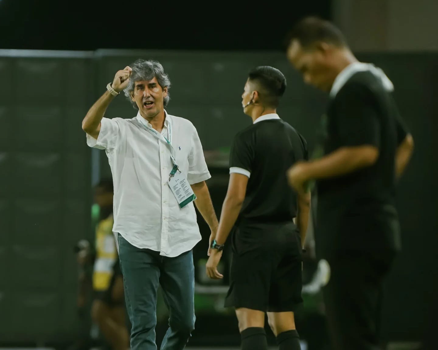 Pelatih Barito Putera Stefano &ldquo;Teco&rdquo; Cugurra memberikan instruksi kepada pemainnya di pinggir lapangan saat laga sengit kontra PSS Sleman di Stadion Maguwoharjo, Sleman. (dok barito)