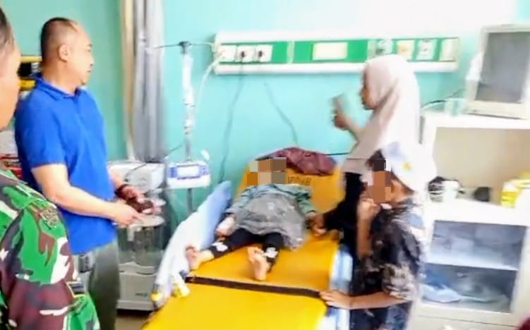 MENINJAU: Kapolsek Banjang AKP Robby (baju biru) mewakili Kapolres HSU AKBP Agus Nuryanto, meninjau korban keracunan di RSUD Pambalah Batung Amuntai Minggu (1/2/2026). (Foto: Istimewa/Radar Banjarmasi