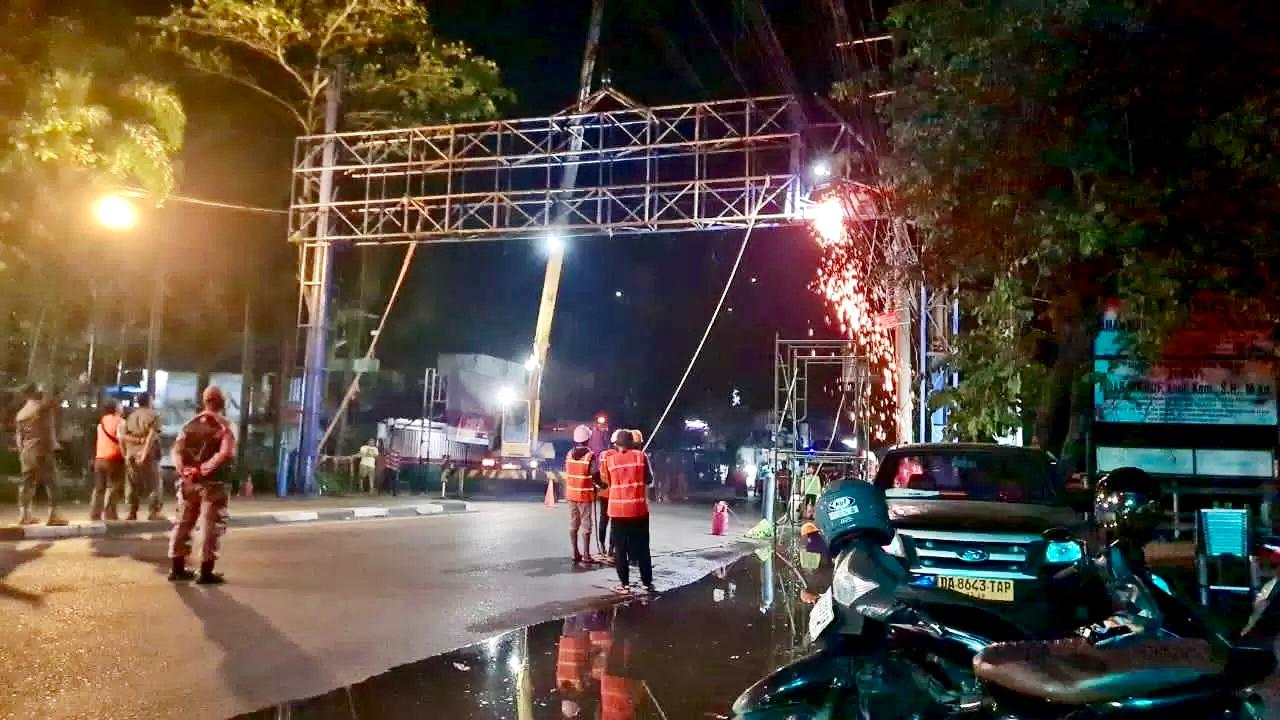 Petugas Satpol PP Kota Banjarmasin menertibkan baliho yang melanggar ketentuan di salah satu ruas jalan kota, pada 2025 lalu. Penertiban tersebut menjadi bagian dari penataan reklame dan estetika kota