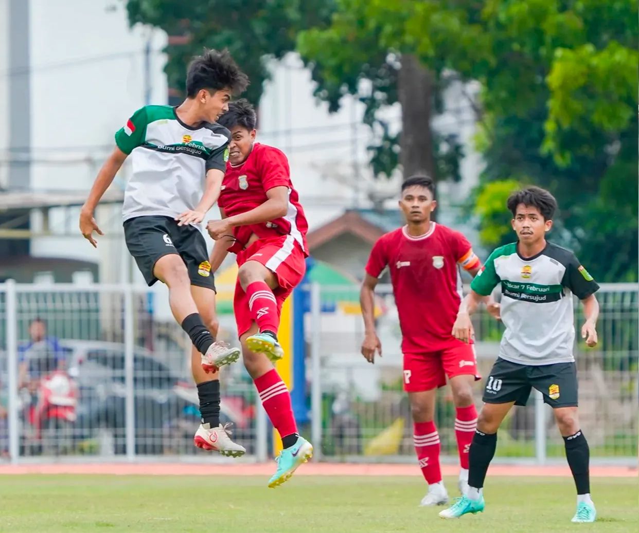 BERTANDING: Persepan Pagatan (putih) saat bertanding melawan Persetala dalam laga sepakbola kompetisi daerah. (Foto: Dispora Tala)
