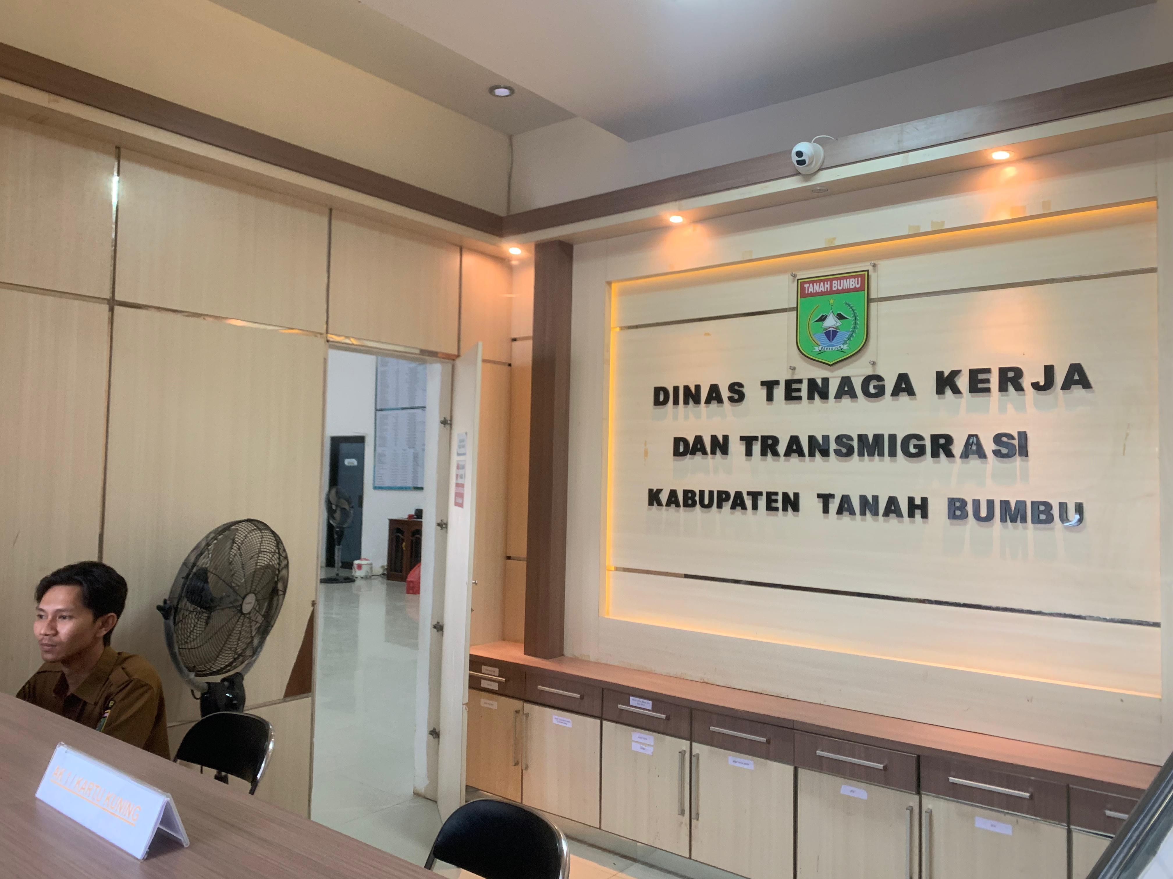 PELATIHAN: Kantor Disnakertrans Tanah Bumbu di Batulicin. Tahun ini, disnakertrans membuka pelatihan operator tronton dan pelatihan bahasa Mandarin. (Foto: Zulqarnain/Radar Banjarmasin)