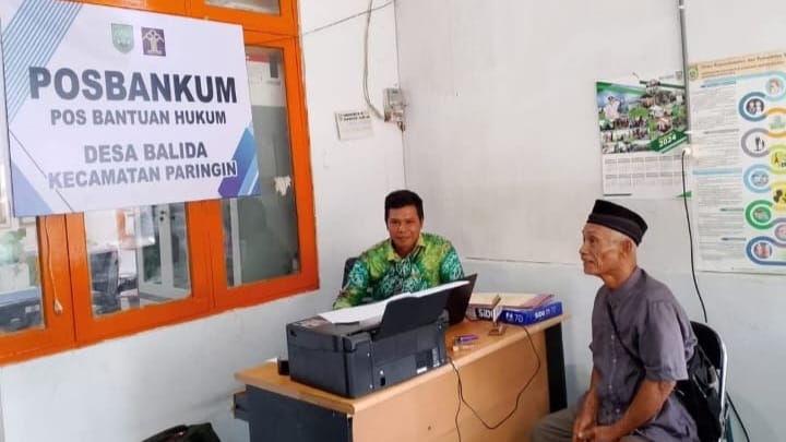 Petugas layanan Pos Bantuan Hukum yang disediakan di Kantor Desa Balida, Kecamatan Paringin, Kabupaten Balangan. (Syahridin untuk Radar Banjarmasin)